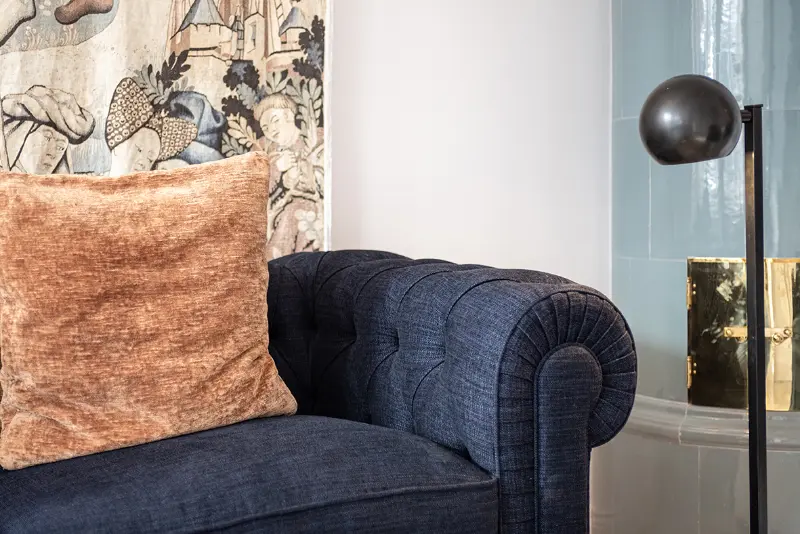 soennes stuuv ferienwohnung nieblum foehr Blick auf die blaue Couch im Wohnzimmer von Sönnes Stuuv.