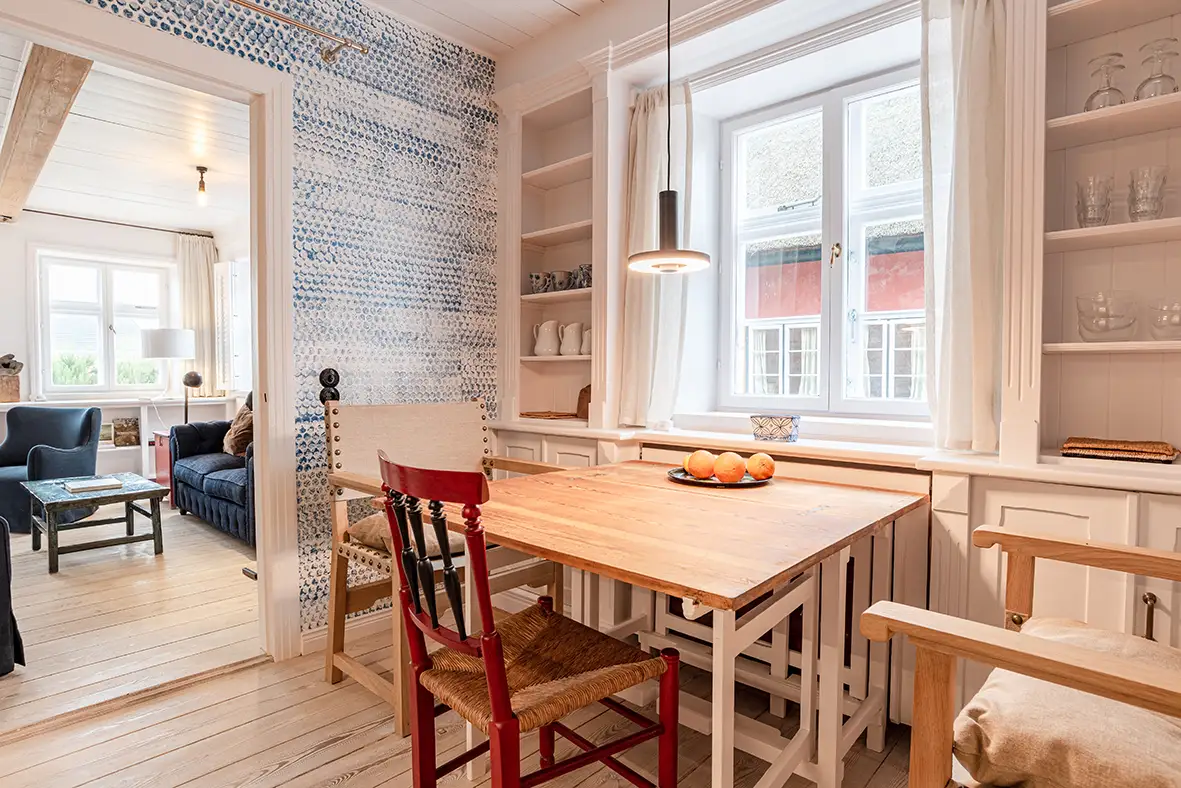 soennes stuuv ferienwohnung nieblum foehr Blick in das Esszimmer von Sönnes Stuuv mit Esstisch und drei Stühlen.