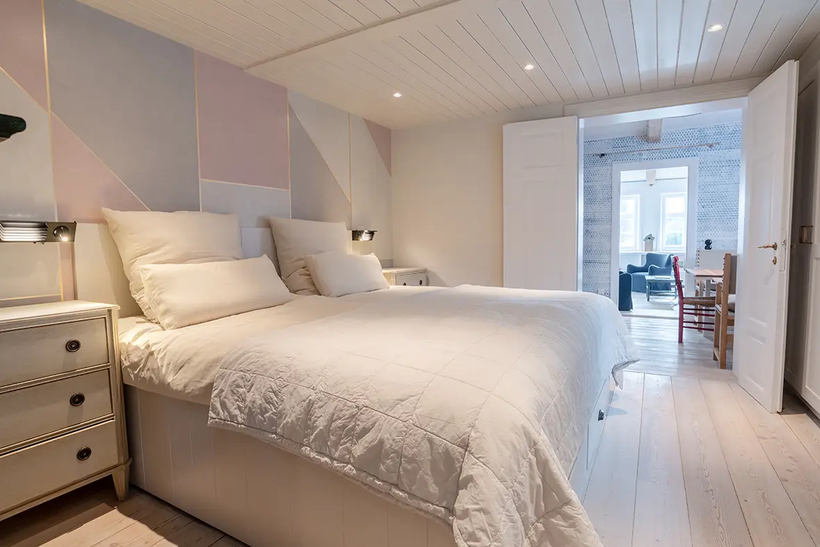 soennes stuuv ferienwohnung nieblum foehr Blick in das helle und freundliche Schlafzimmer von Sönnes Stuuv in Nieblum auf Föhr.
