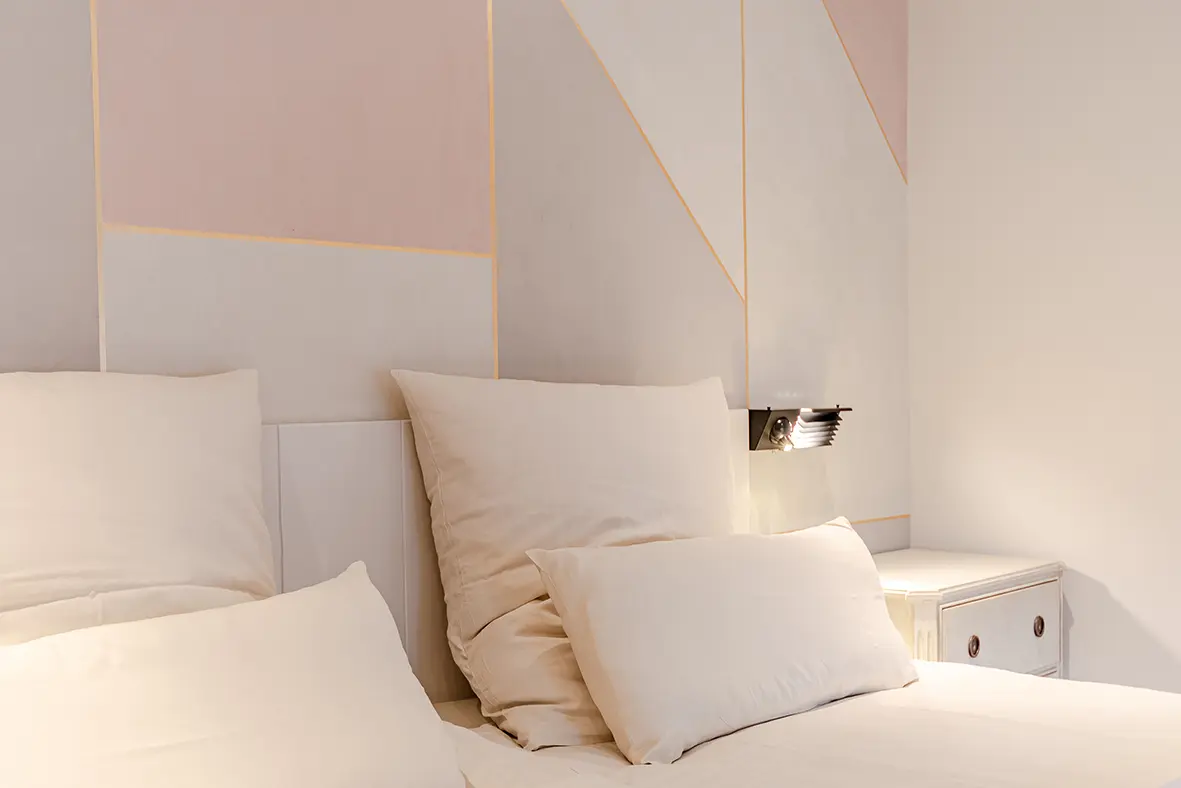 soennes stuuv ferienwohnung nieblum foehr Blick auf das Doppelbett mit schön drapierten Kissen.